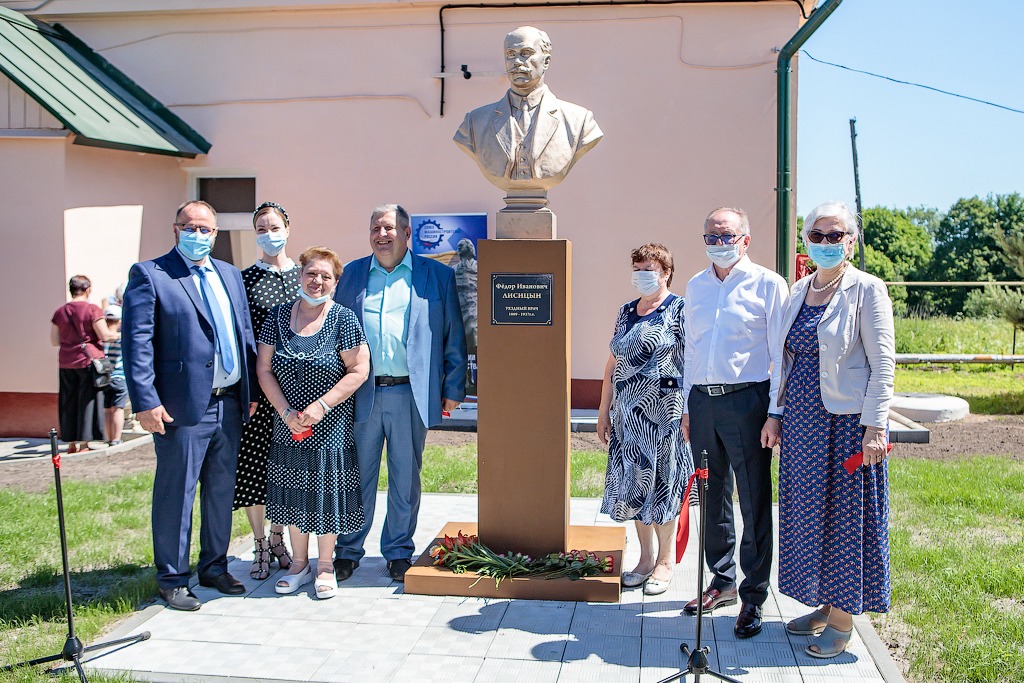 Открытие памятника в городе Чекалин